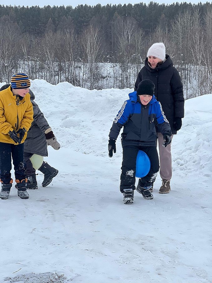 Соревнование — добежать с воздушным шариком между ног
