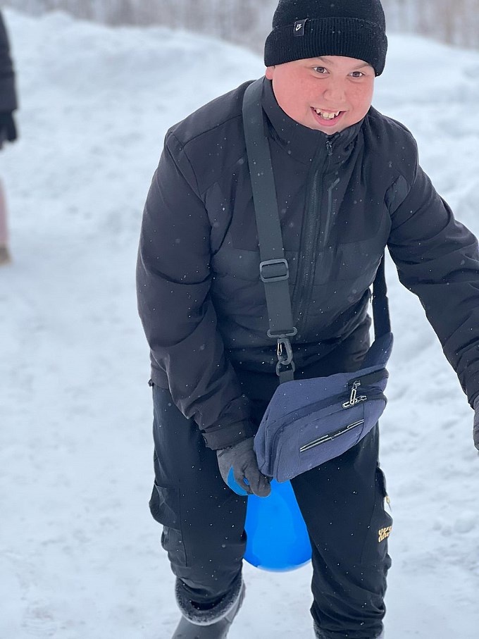 Мальчик бежит с воздушным шариком между ног