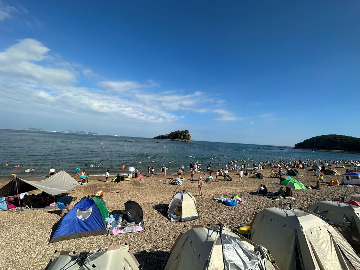 Если поискать, то место всегда можно найти. Китайцы, в основном, отдыхают на берегу, так что поплавать без угрозы с кем-то столкнуться точно удастся.