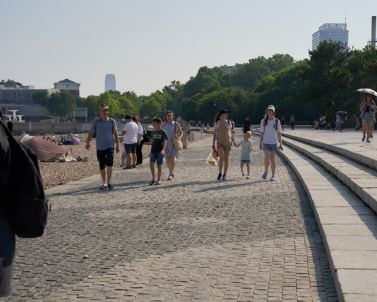 Это кусочек набережной и кусочек пляжа. Самое начало сезона. Песок там может и есть, но где-то глубоко, или в другом месте.
