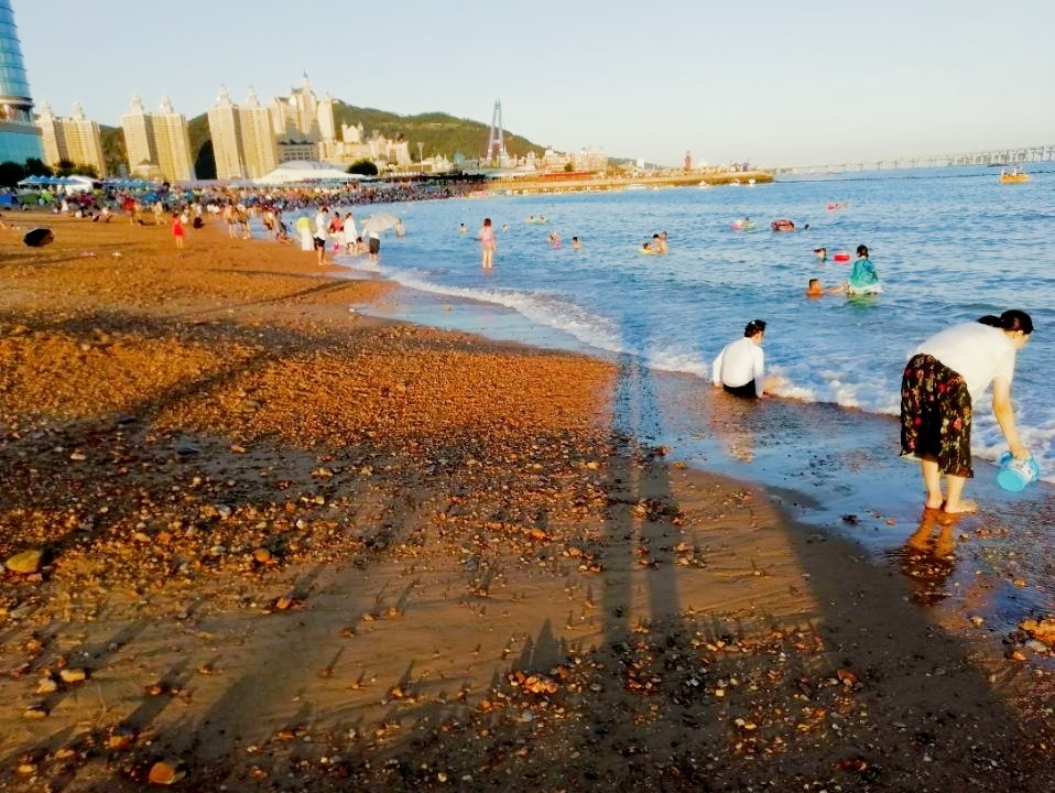 Например, вот песочек - под камушками.