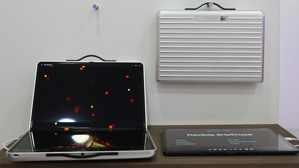    Samsung показала на MWC 2025 монитор-чемодан и другие новые дисплеи