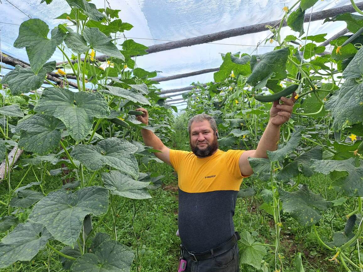 Фото: Д. Ермолин на своем участке / Сайт КРДВ
