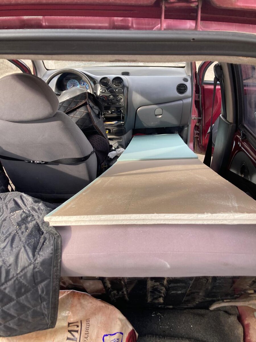 Это гипсокартон, который пришлось купить для откосов у входной двери. Мастер прям в магазине его на нужные полосы порезал, а длина - да... На всего Борьку. 