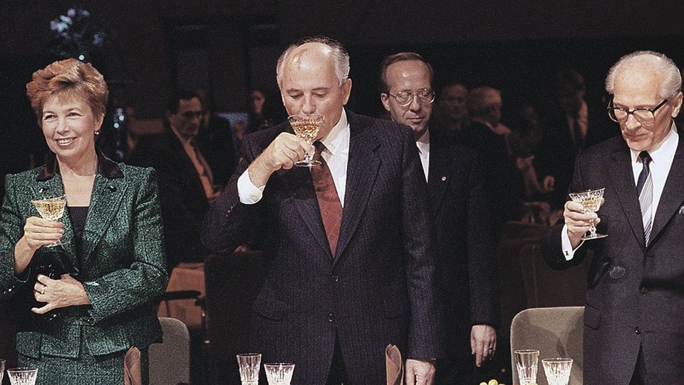 Шеф-повар первых лиц страны раскрыл тайны Кремлевской кухни: есть ли у президентов постное меню и зачем водку замораживают