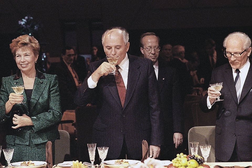    Первые лица, как обычные люди, могут запросто и из хрусталя выпить (как Михаил Горбачев с Раисой Максимовной в гостях у Эриха Хонеккера в Берлине). Фото: Борис БАБАНОВ/РИА Новости