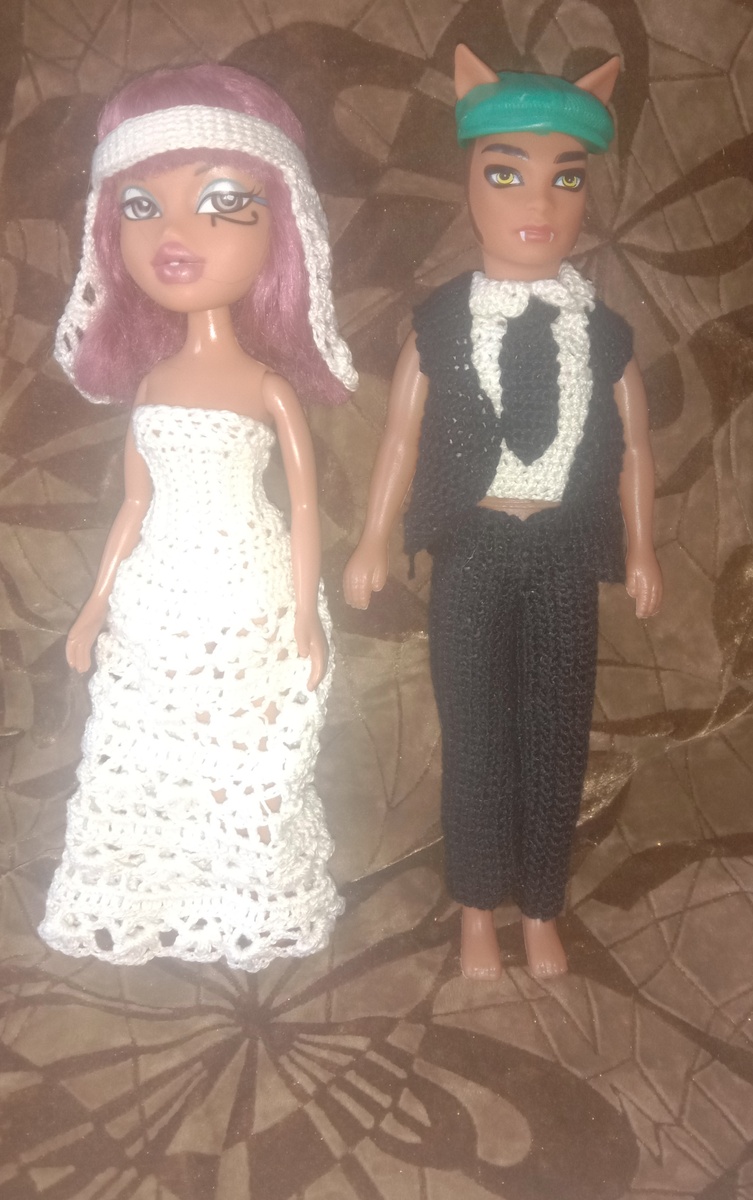 Это вроде как свадебные костюмы. Для Клода я пыталась связать пиджак,  но получилась жилетка. 