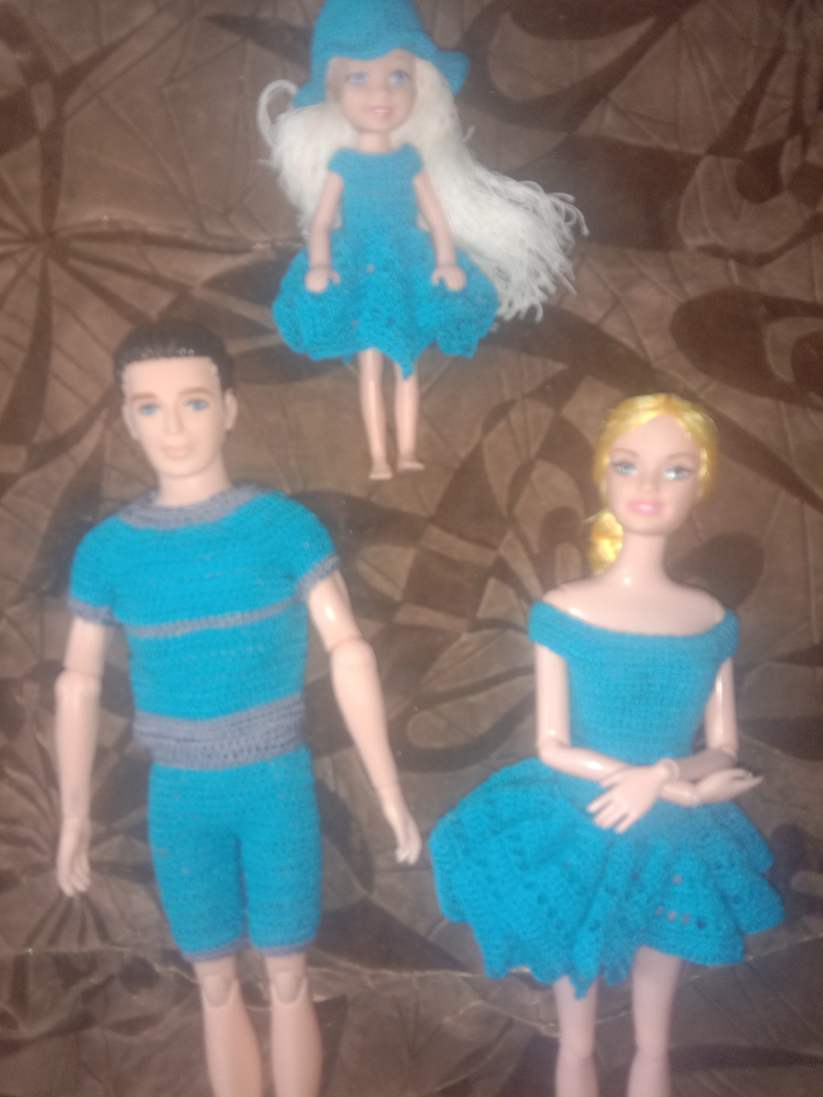 Это они на курорт собрались. Одета семья в одной цветовой гамме. У Златы тоже была шляпка, но  её украли большое усатое мявкающее животное. 