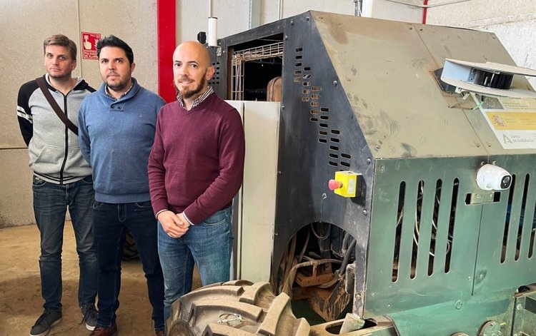    Автономный испанский трактор переключается между разными режимами рулевого управления для маневров