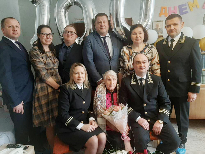 Валентина Мочалкина (в центре) с родственниками и гостями