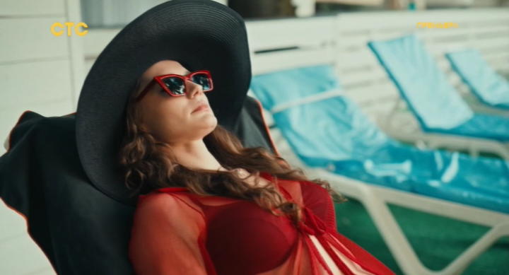 Ангелина снова была в купальнике.