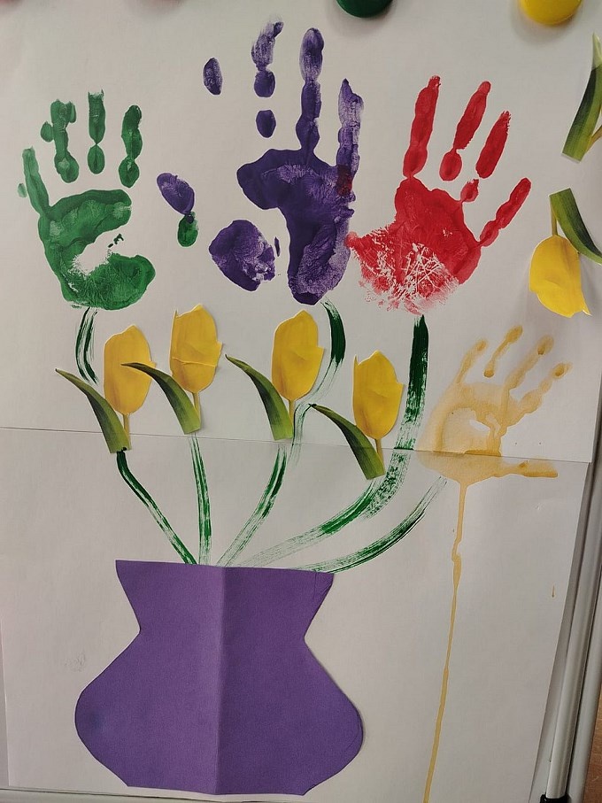 Рисунок букета из рук и тюльпанов в вазе