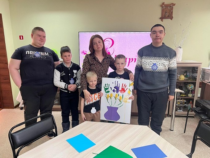 Конькова Яна Константиновна с детьми и созданным ими рисунком