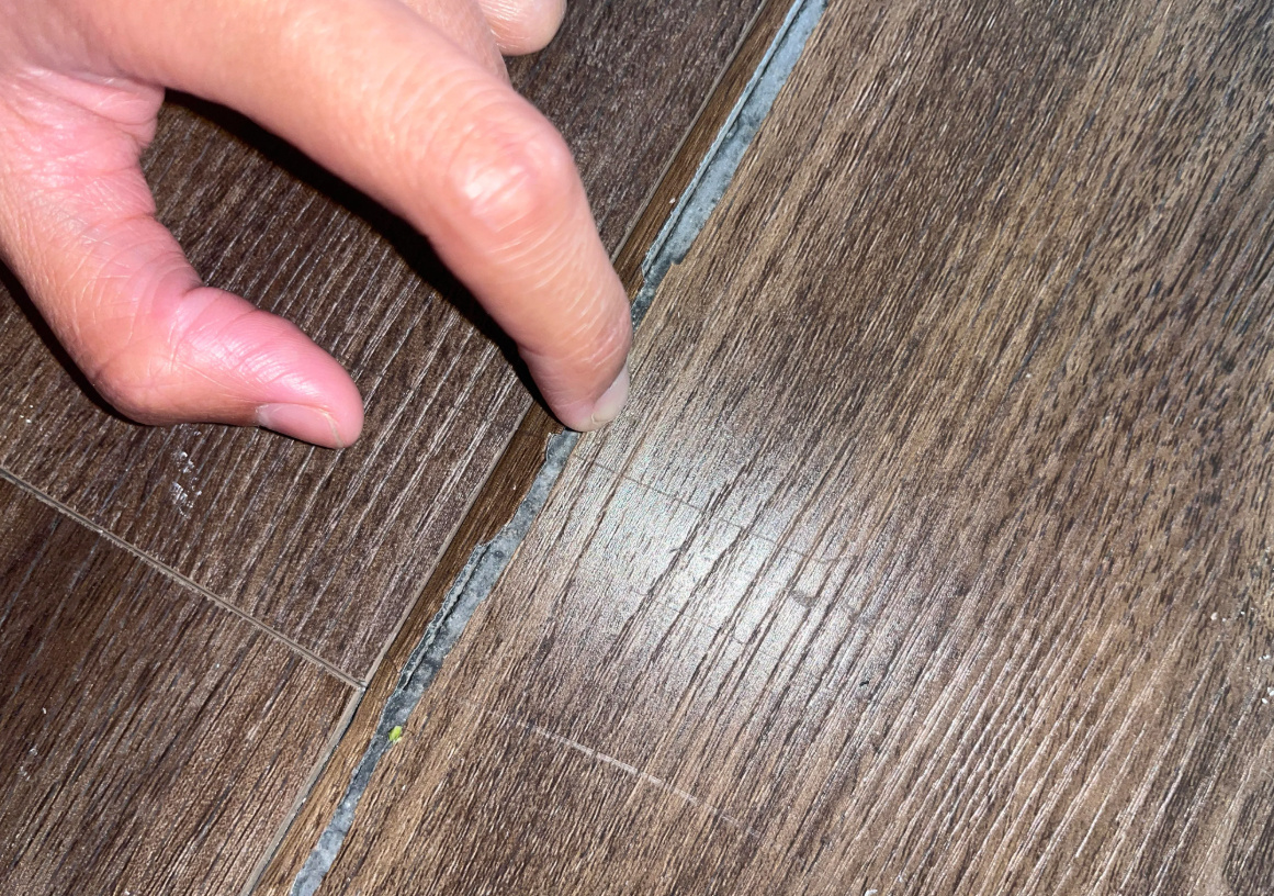 Кварцвинил расширился и сломался вдоль продольной части. 