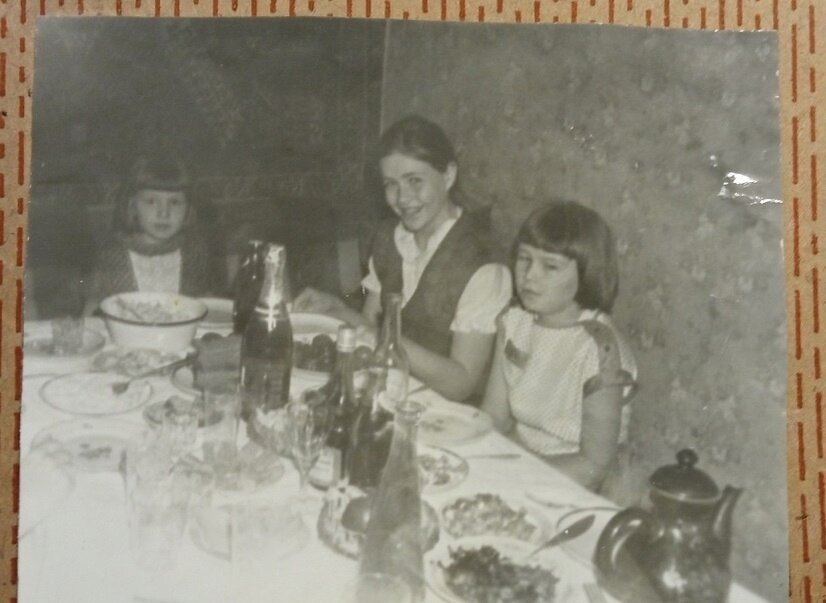 Автор (в центре) на новогоднем застолье 40 лет назад.