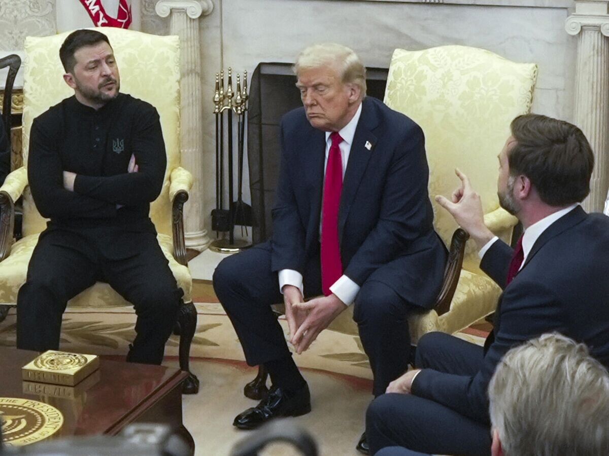    Президент США Дональд Трамп и Владимир Зеленский во время встречи в Вашингтоне© AP Photo / Mystyslav Chernov