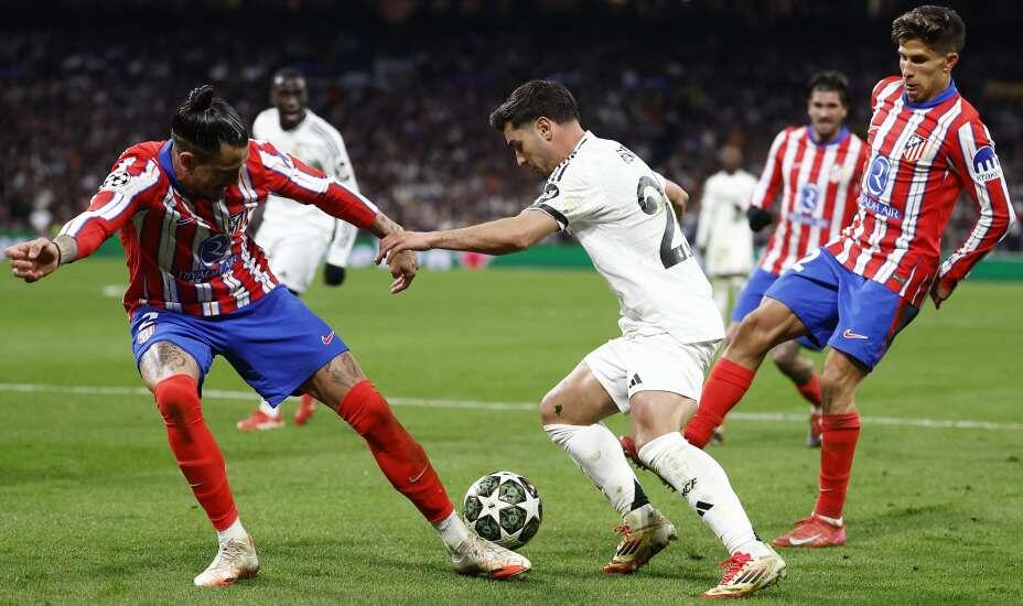 Браим Диас в штрафной накручивает оборону «Атлетико». Фото: Reuters