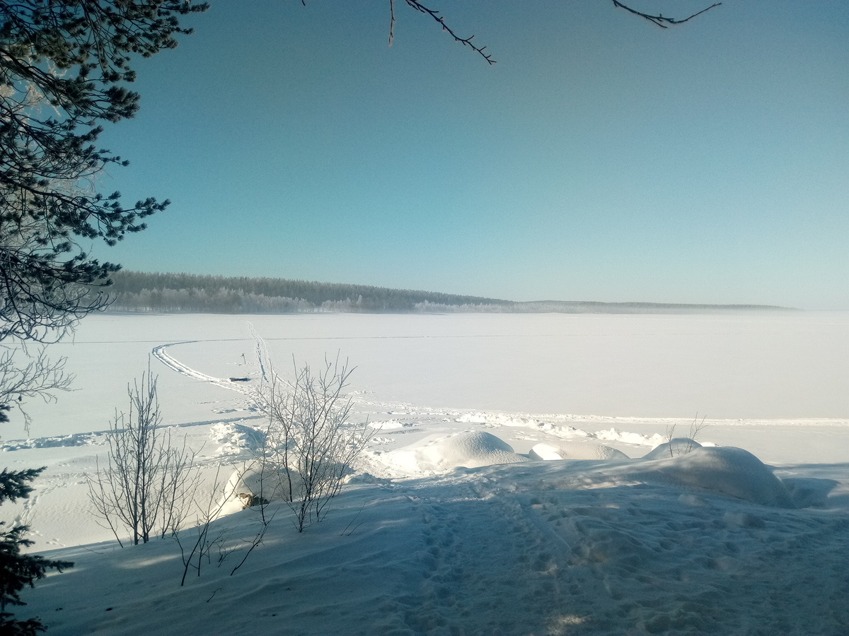 Озеро Имандра. Лёд толщиной около 1,5 метра, снег есть.