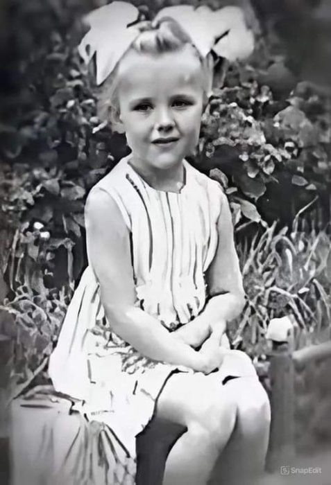 Елена Яковлева в детстве. / Фото: vk.com