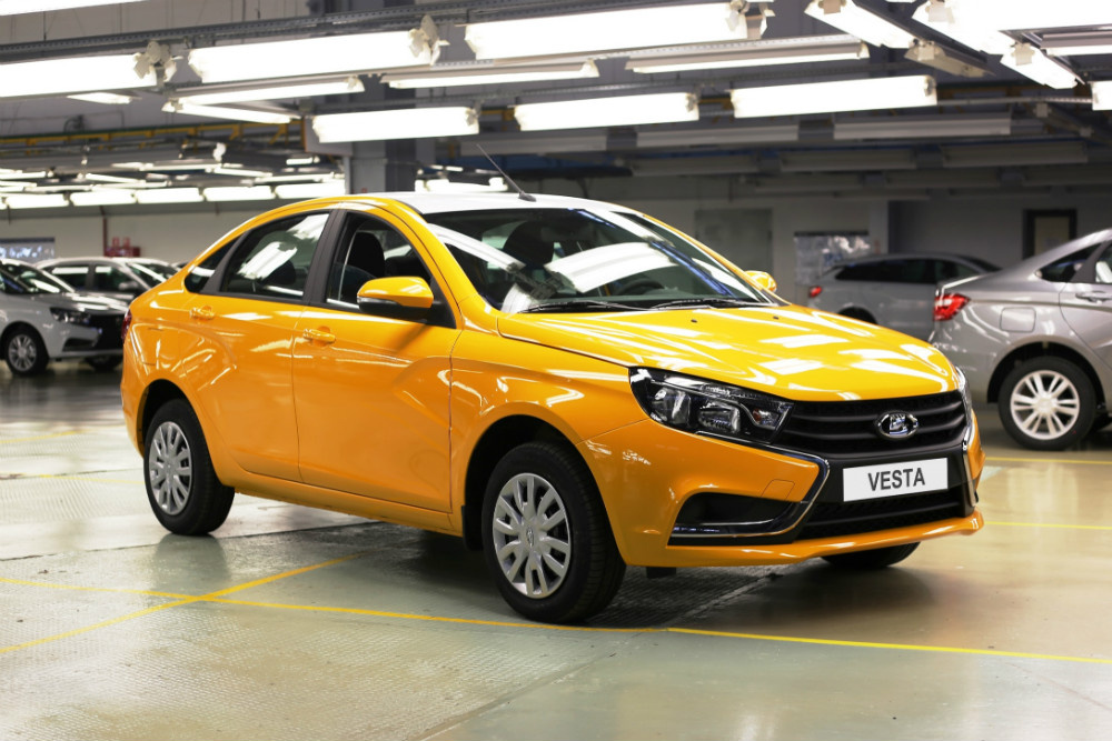 Веста жёлтого цвета на заводе Lada Ижевск