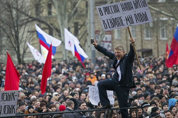 Демонстранты с плакатами в центре Донецка. 1 марта 2014 г. Источник: Reuters 