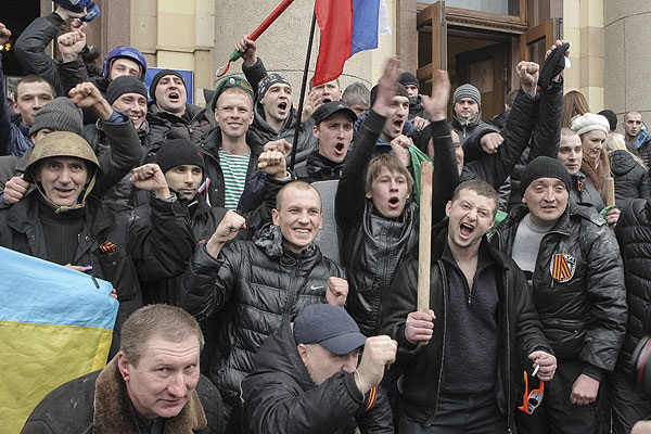Сторонники России перед зданием обладминистрации Харькова. 1 марта 2014 г. Источник: Reuters 