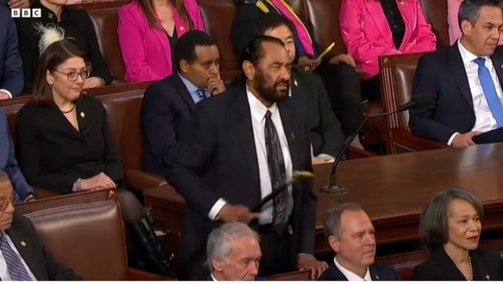 Конгрессмена Эла Грина выгнали из палаты представителей после срыва речи Трампа.