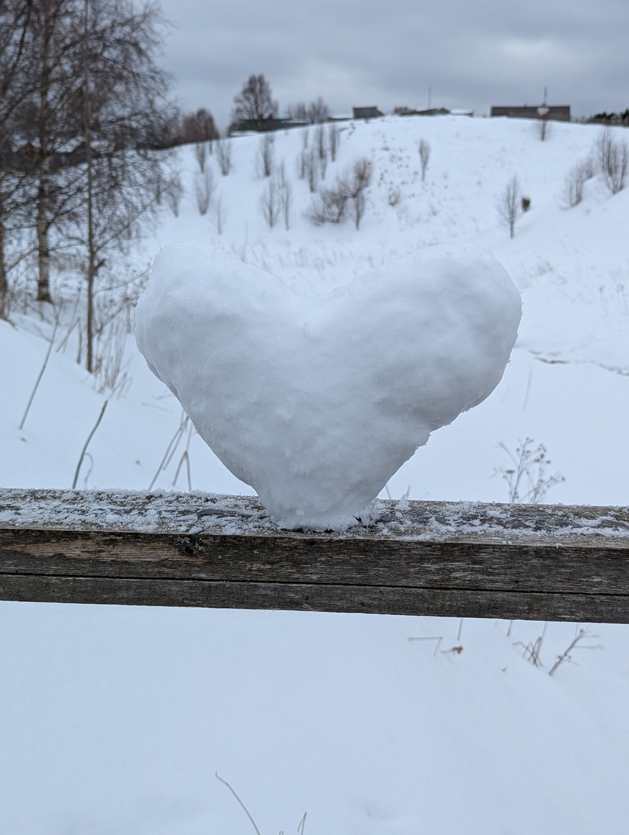 романтичные жители села украсили сердечком мостик через речку