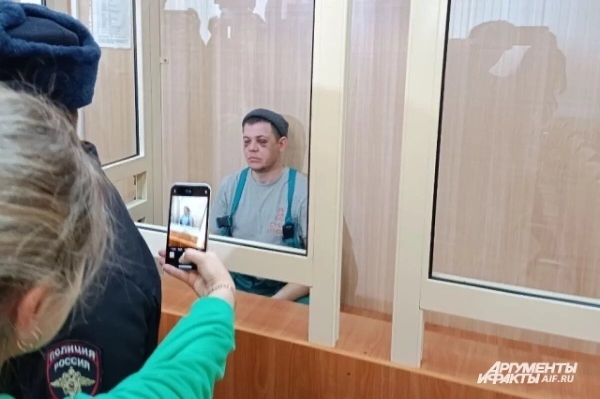    Отчим, от которого спасался мальчик в Перми, появился в суде с синяками