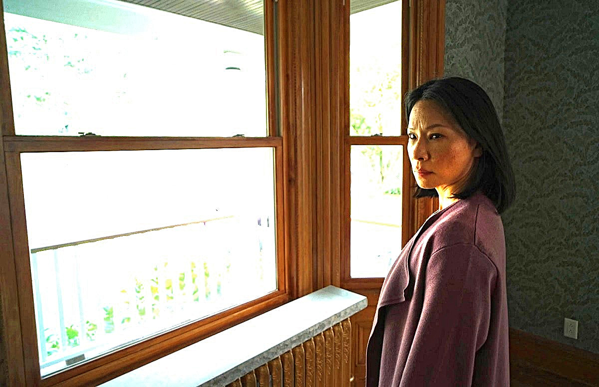 Строители, которые не оставляют между подоконником и батареей зазор для котика - просто нелюди. 