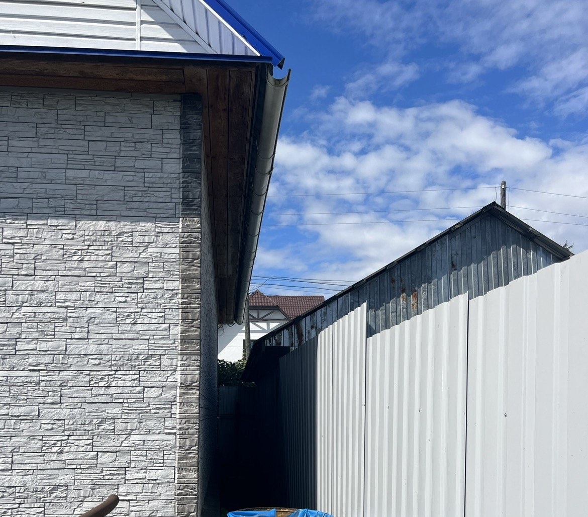 Между гаражом соседа и домом всего один метр