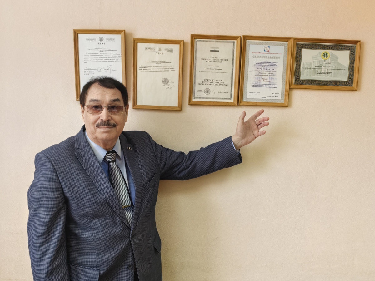 Любопытный факт из биографии Гали Галиева: В 2000-е годы он вошел в группу ученых, которые написали учебник по истории Украины для русскоязычных школ. Издание напечатали в Уфе, часть экземпляров доставили на Украину, а остальные подарили украинским школам, которые находятся в России.