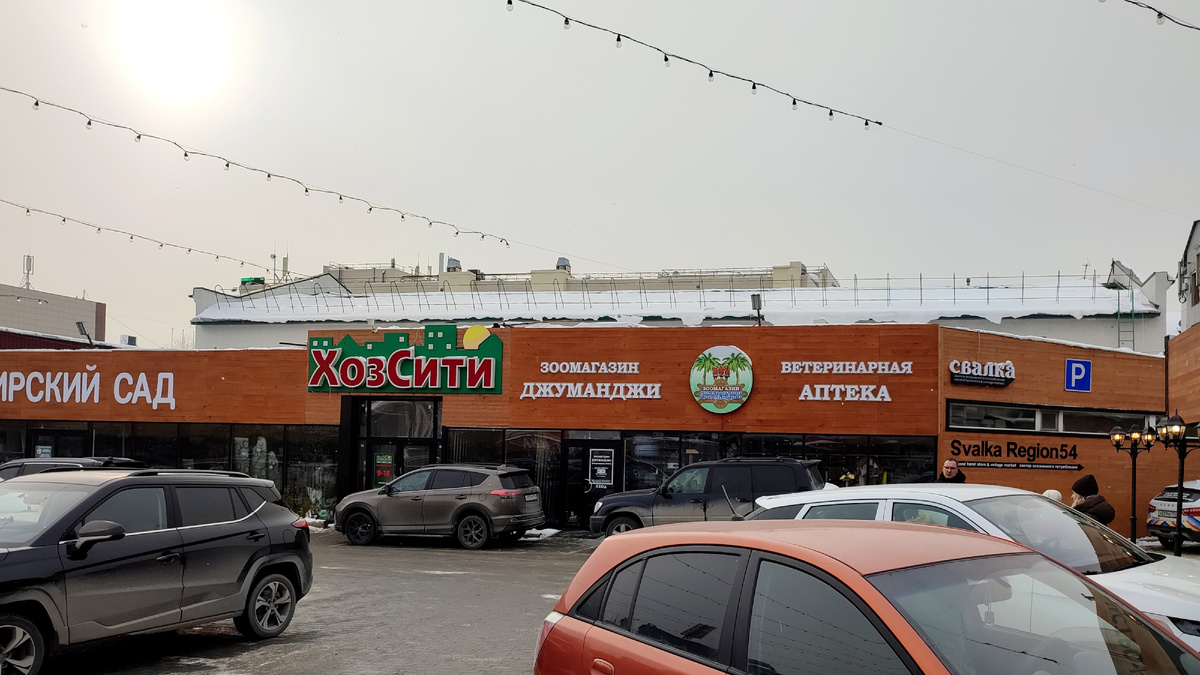 Внутренний дворик производит впечатление хорошо организованного хаоса... Рынок 🤷