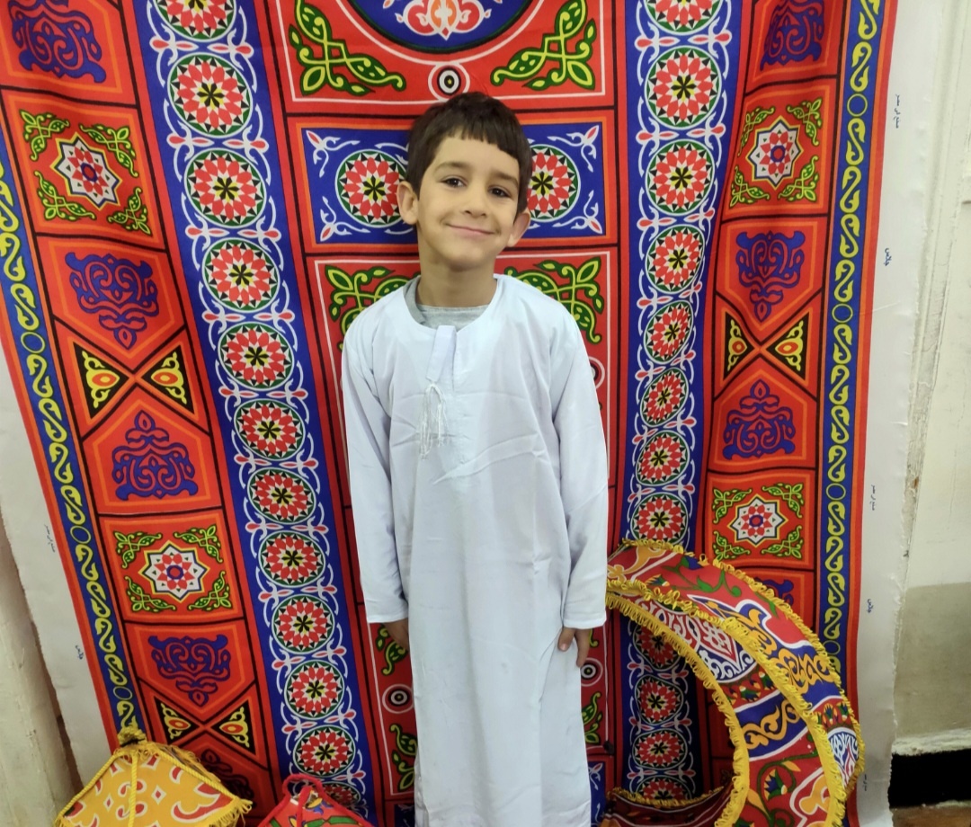 Сын в египетской галабее на фоне рамаданной символики