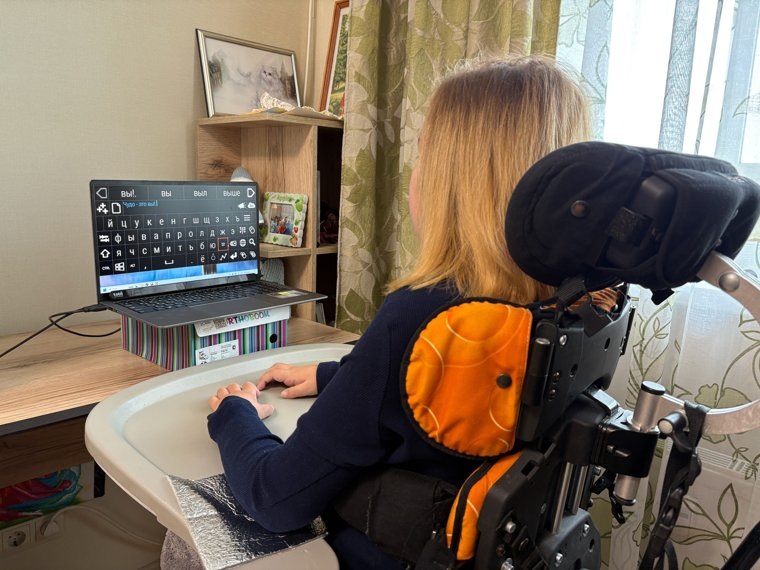 С помощью специального оборудования мысль превращается в текст. Фото: фонд «Дедморозим»