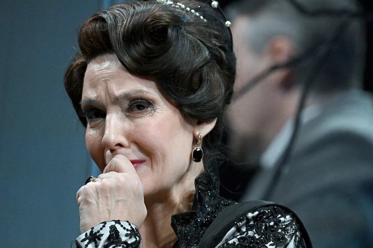    Лидия Вележева в роли известной провинциальной актрисы Елены Кручининой в сцене из спектакля «Без вины виноватые» режиссера Владимира Бейлиса на Исторической сцене Малого театра в Москве.