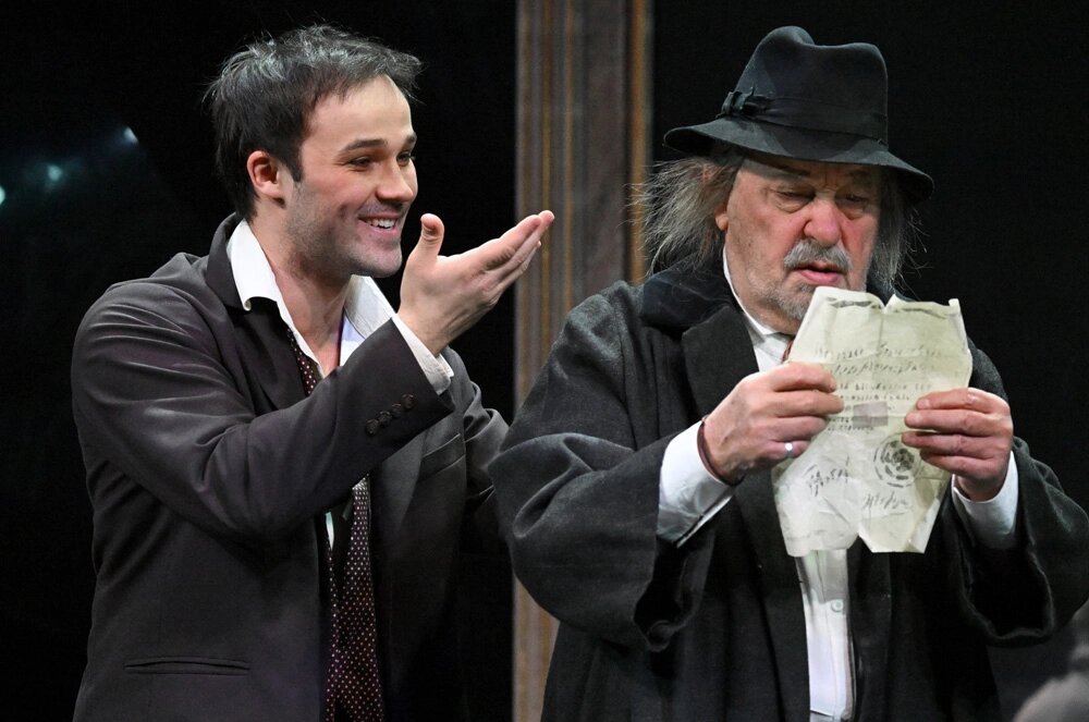    Максим Путинцев в роли Григория Незнамова (слева) и Владимир Дубровский в роли Шмаги в сцене из спектакля «Без вины виноватые» режиссера Владимира Бейлиса на Исторической сцене Малого театра в Москве. Фото:  РИА Новости/ Владимир Федоренко