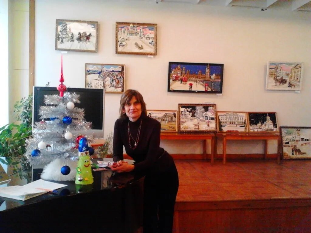 Ирина в выставочном зале