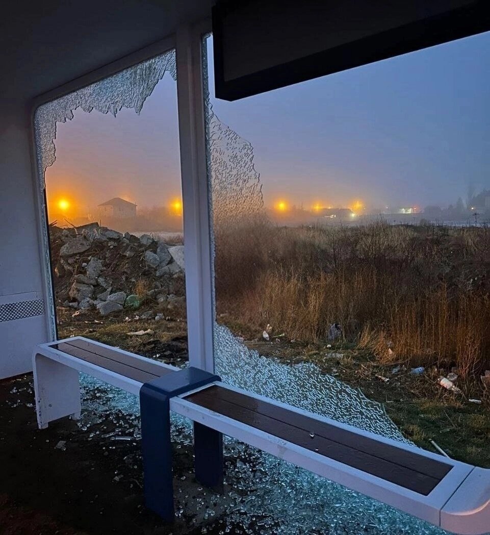    Разбитая остановка на улице Патона в Астрахани Фото: Социальные сети / Atypical Астрахань