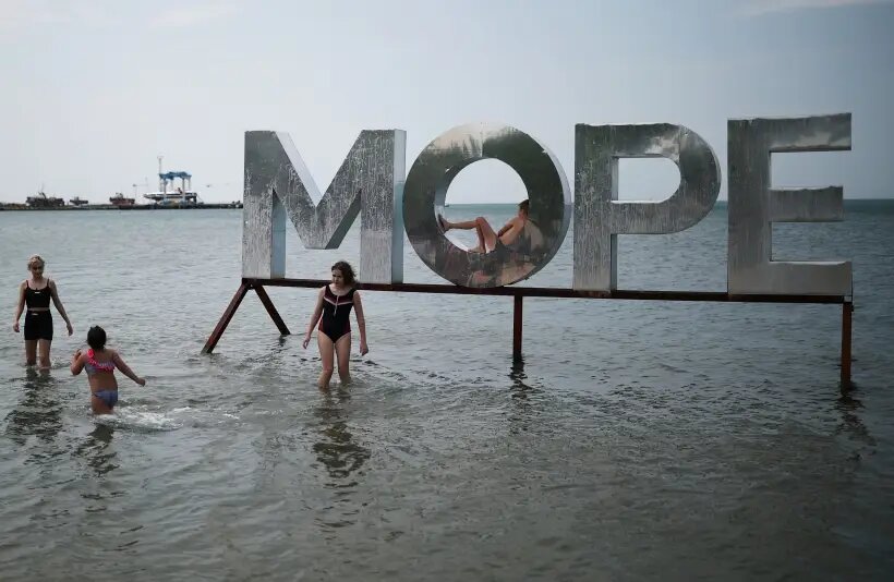     Отдыхающие купаются в море в Анапе. © РИА Новости. Виталий Тимкив