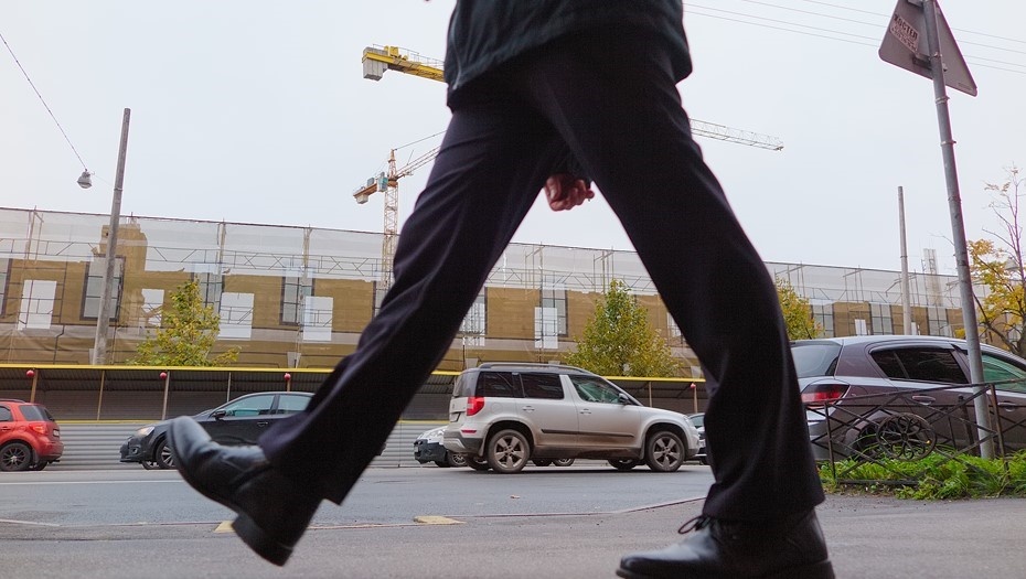    Мужчина проходит мимо стройплощадки новой сцены МДТ — Театр Европы на Звенигородской улице в Петербурге, архивное фото. Автор фото: Валентин Беликов / "Деловой Петербург"