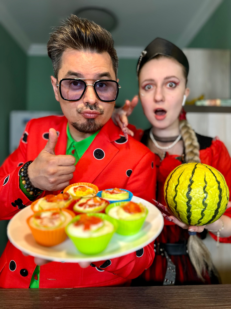 1. Формочки (дно и бока) смазать с силиконовой кисточкой, смоченной в растительном масле.
2. Яйца вымыть в тёплой воде с содой, обтереть полотенцем или осушить. Легонько надколоть скорлупу ножом и аккуратно выпустить содержимое в формочки. Слегка посолить каждое яйцо.
3. Установить формочки с яйцами на дно кастрюли. Налить по стенке воды так, чтобы она доходила до половины уровня формы. Кастрюлю накрыть крышкой и поставить на огонь. Варить яйца ровно четыре минуты с момента закипания воды на медленном огне.
4. Готовые яйца с осторожностью достать из кастрюли.
5. Оттянуть силиконовый бок и перевернуть яйца-пашот на листья салата. Посыпать яйца перцем и сразу подать к столу в горячем виде.
