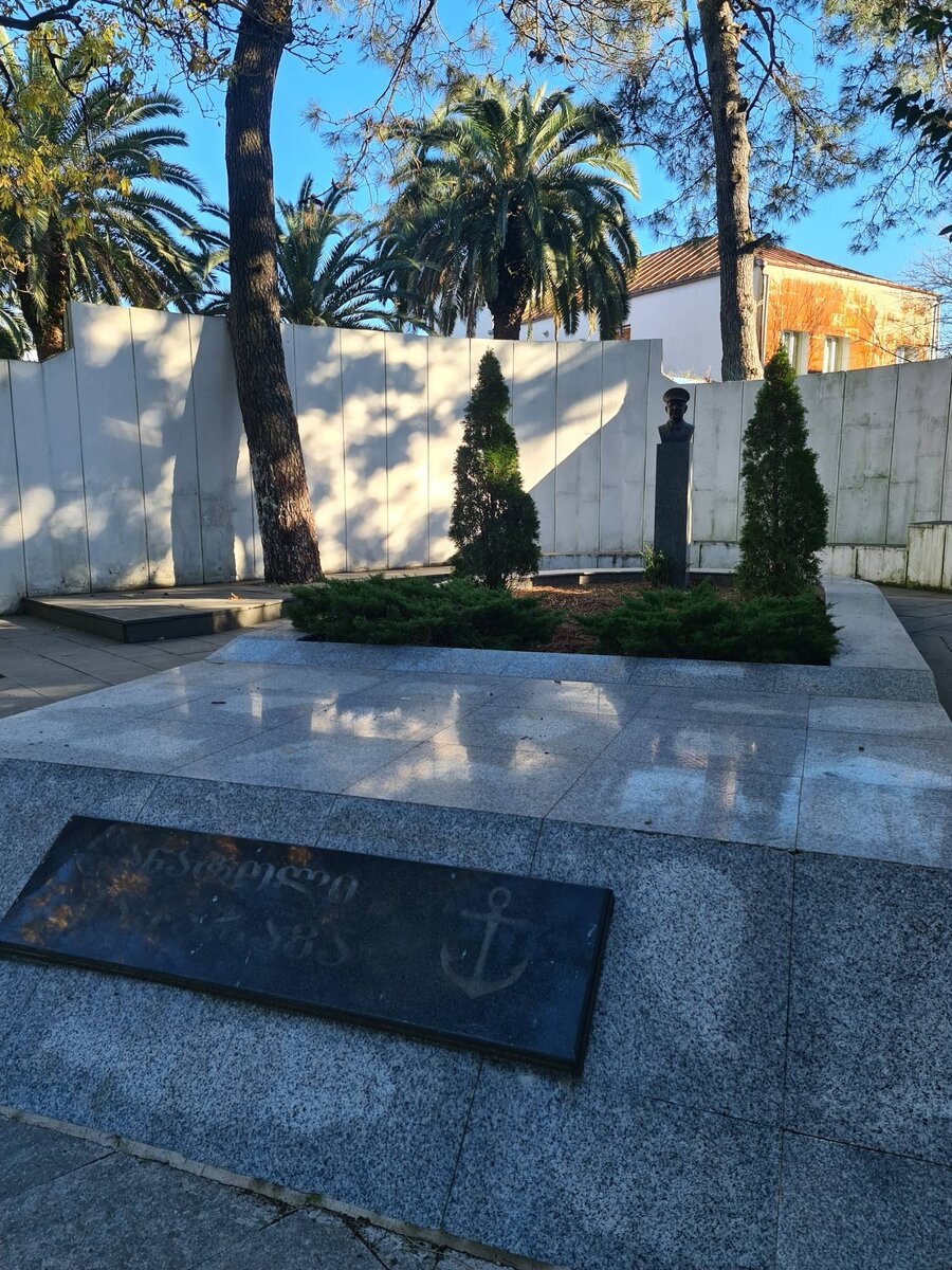 На фото: ЗНАКОВОЕ МЕСТО В ЧЕСТЬ ЛЕГЕНДАРНОГО КАПИТАНА - основателя и начальника Грузинского морского пароходства - Александра Качаравы (1910-1982), расположено у стен Батумской государственной морской академии.