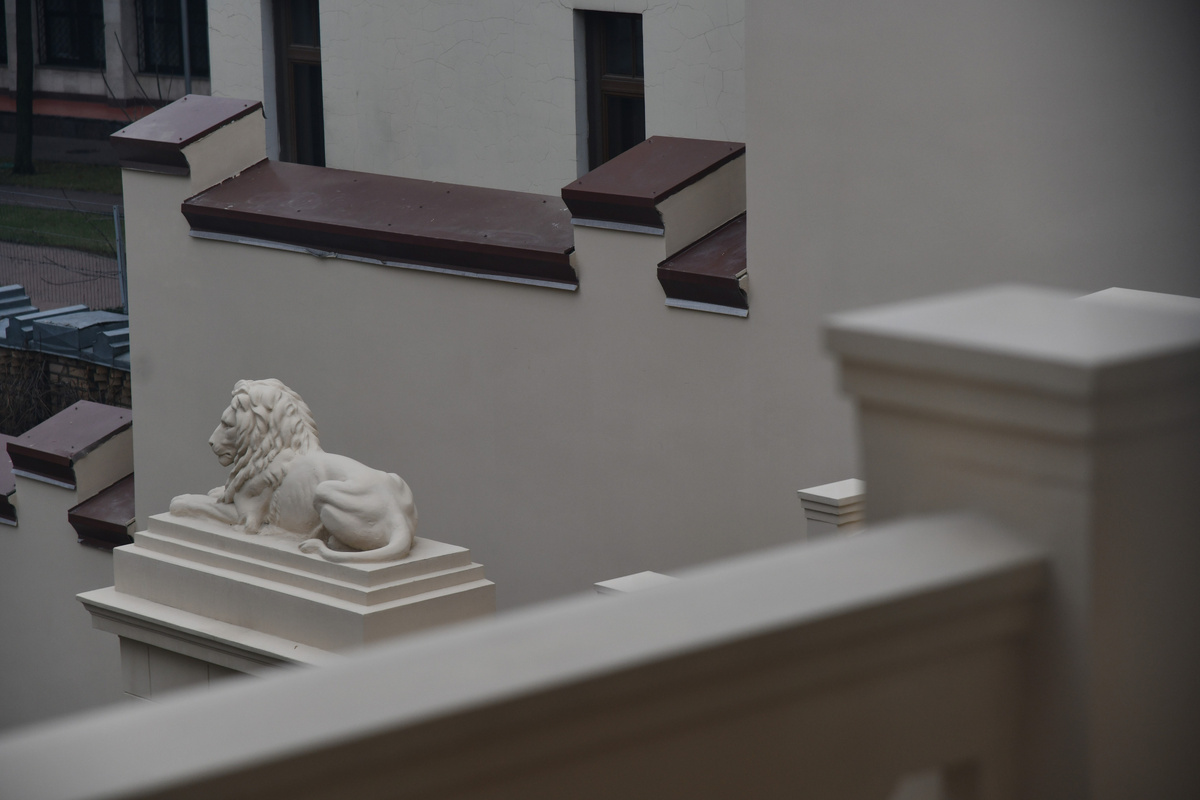 Каменный лев охраняет особняк со стороны внутреннего двора
