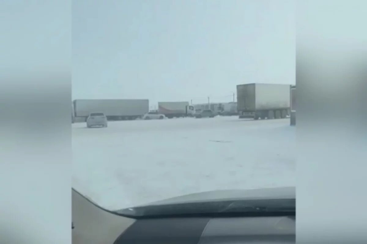    Мигранты с овощами и фруктами бегут с Хилокского рынка в Новосибирске