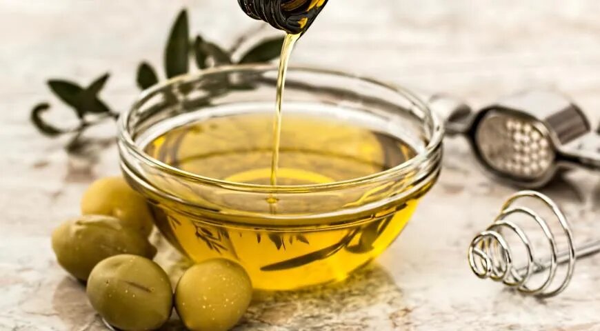   Оливковое масло и оливки
