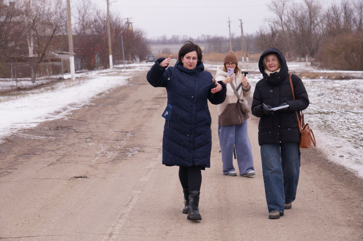 Председатель ТОС Ирина Хаитова стала нашим экскурсоводом по поселку Заречному. / Фото А. Толстых