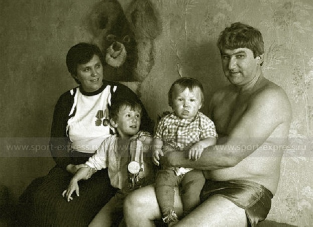 Александр Овечкин с братом и родителями в детстве.
Фото Александр Федоров, «СЭ»
