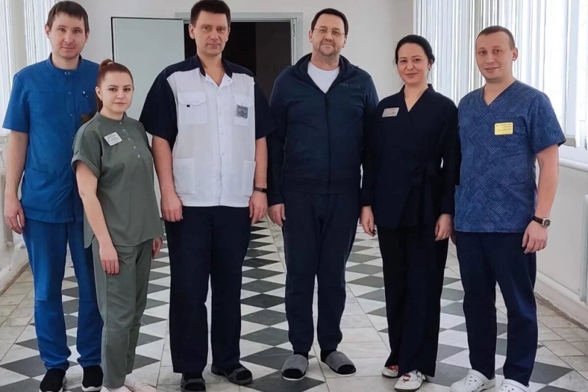    Андрей Апанасович в центре в синем костюме.