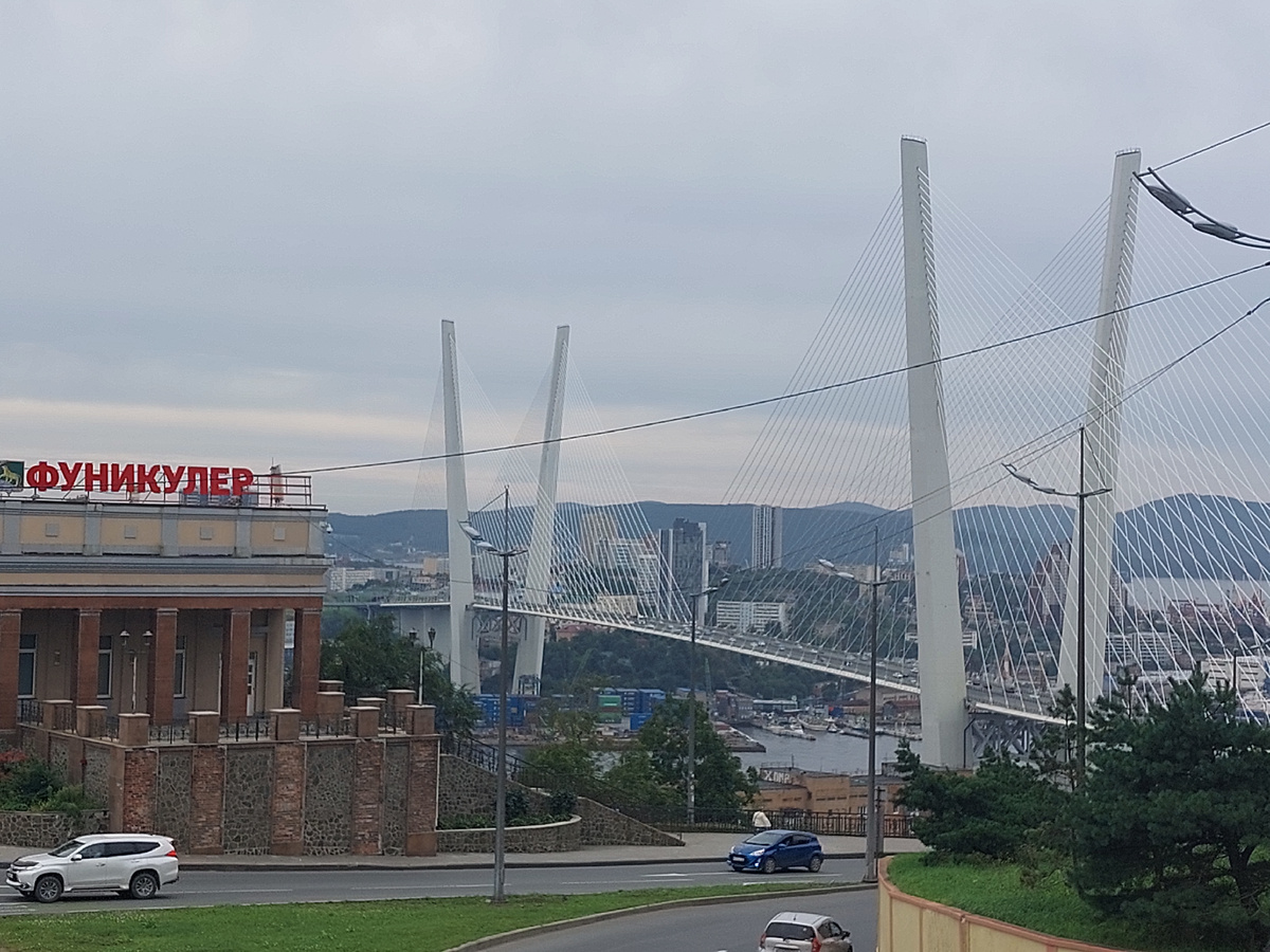 Хотелось очень сфотографировать Золотой мост с сопки Орлиное гнездо, но увы не смог